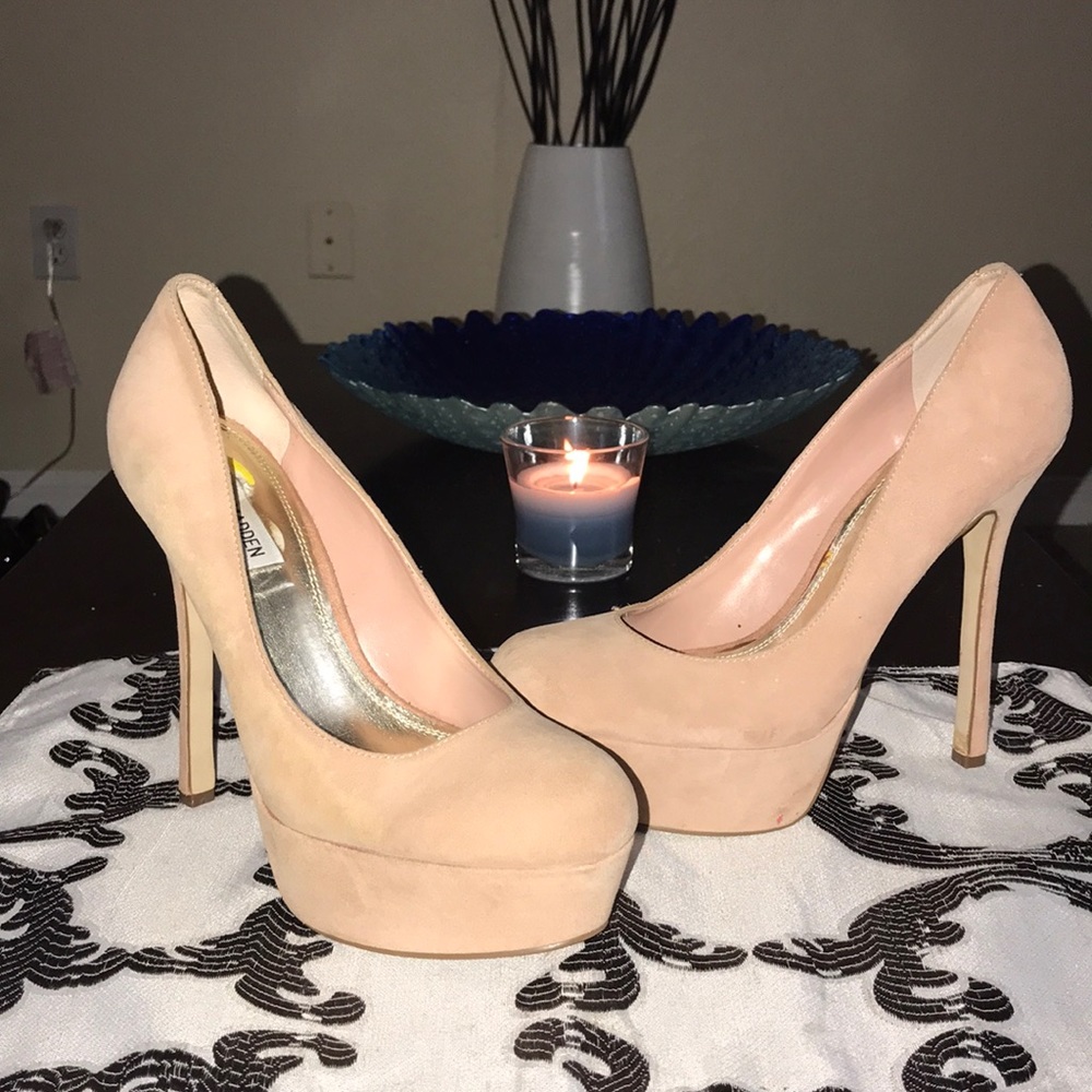Nude pumps